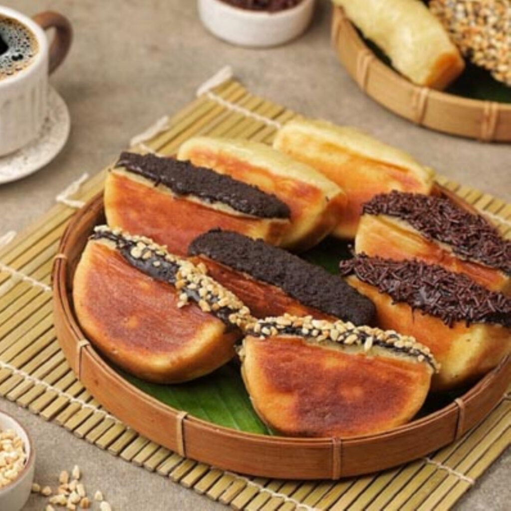 Kue Pancong, Kisah Cita Rasa Betawi yang Tak Pernah Pudar