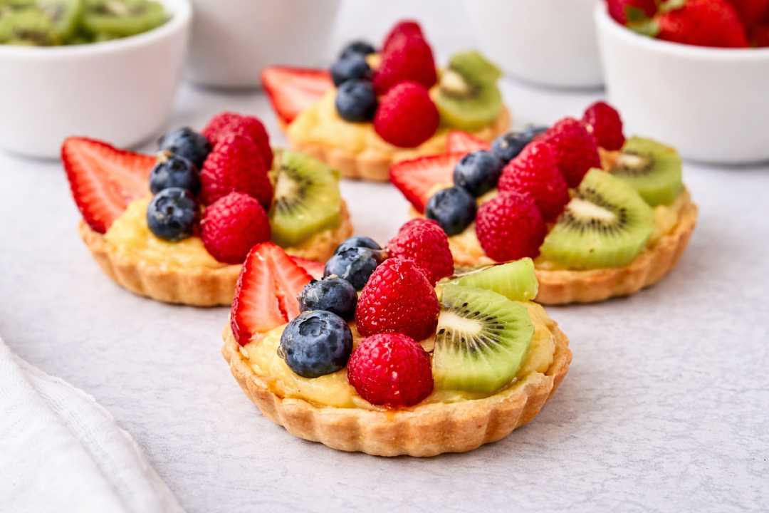 Resep Fruity Tart Kue Pastry Segar dengan Isian Krim dan Buah