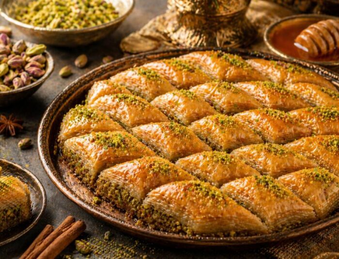 Baklava: Kue Tradisional Timur Tengah dengan Lapisan Renyah dan Rasa Manis yang Mewah