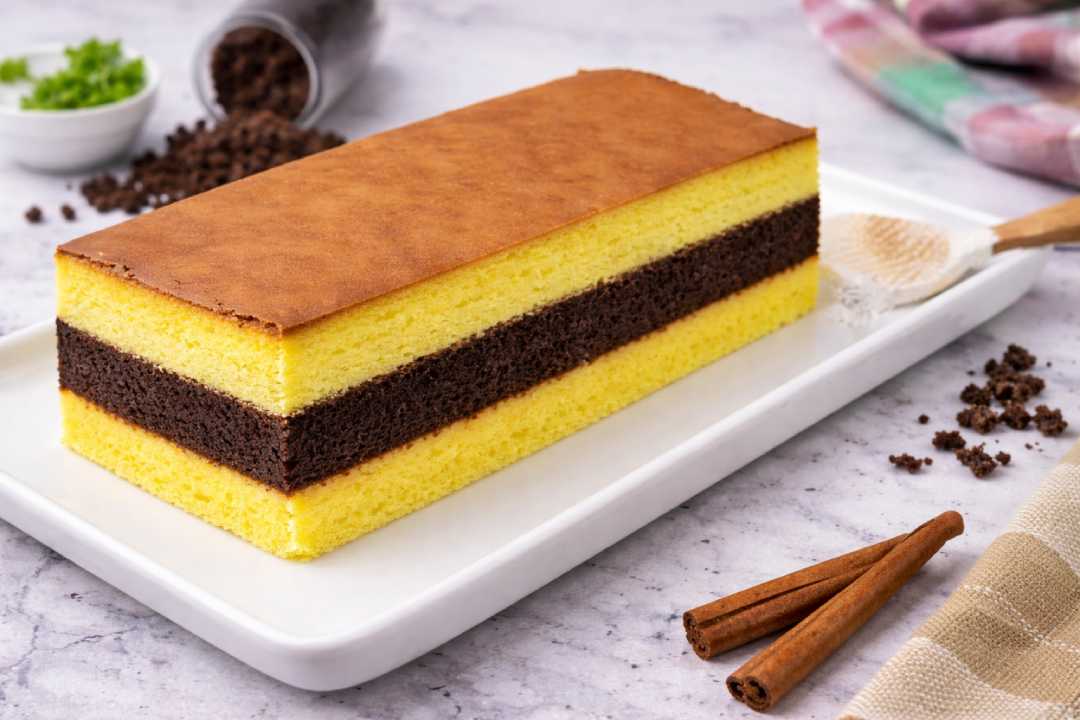 Kue Lapis Surabaya Inovasi Manis dengan Lapisan Warna yang Menggoda