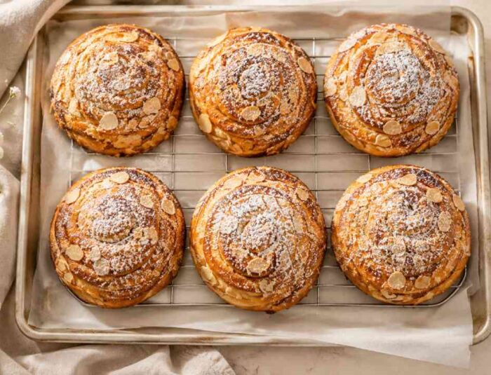 Almond Cream Brioche, Roti Lembut dengan Isian Krim Almond yang Creamy