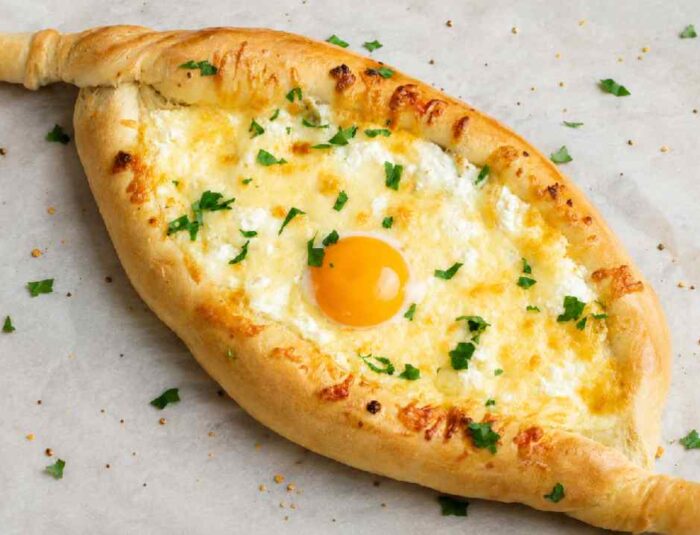 Khachapuri, Roti Keju Khas Georgia yang Meleleh di Setiap Gigitan