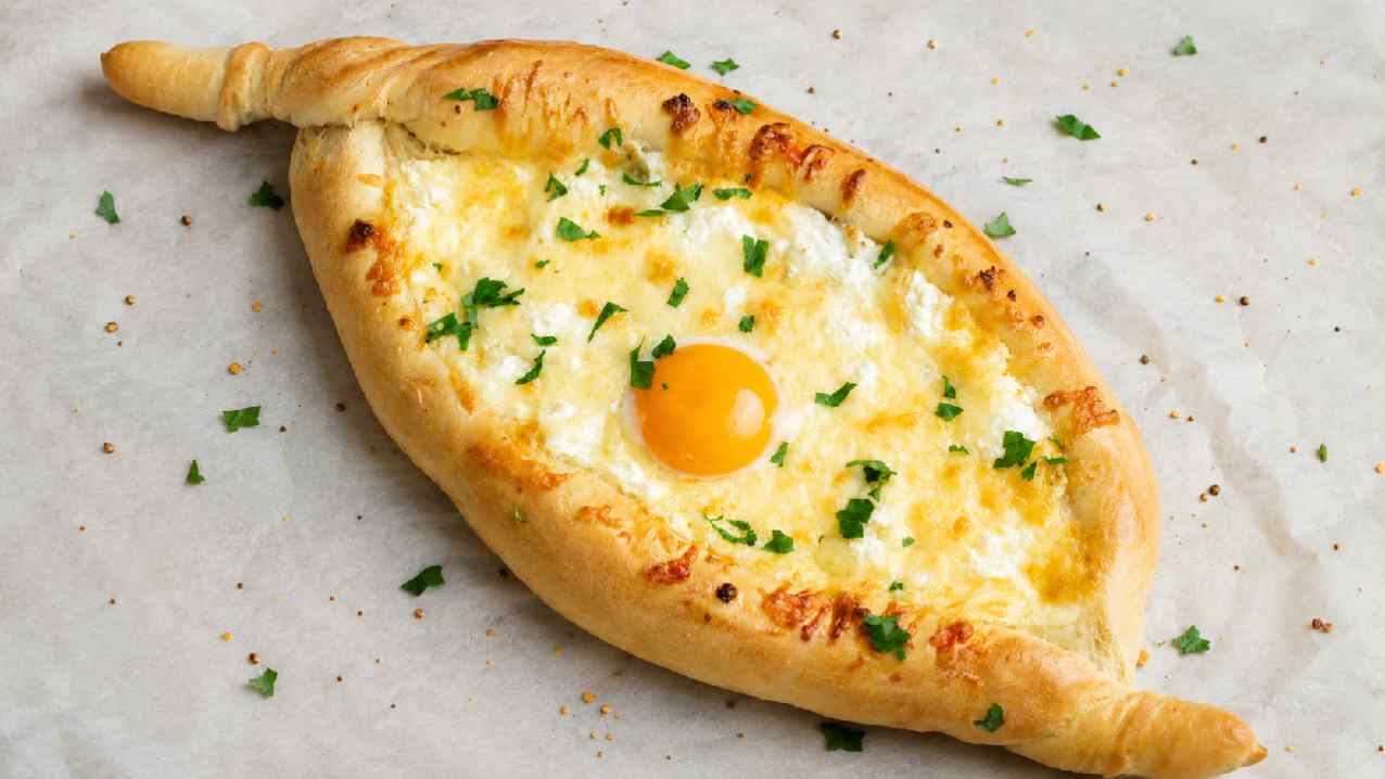 Khachapuri, Roti Keju Khas Georgia yang Meleleh di Setiap Gigitan
