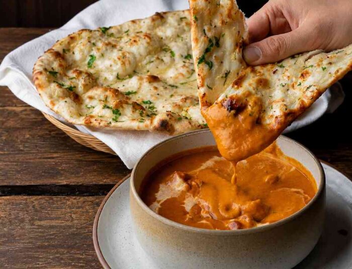 Mengenal Naan, Roti Pipih India yang Nikmat Disantap dengan Kari