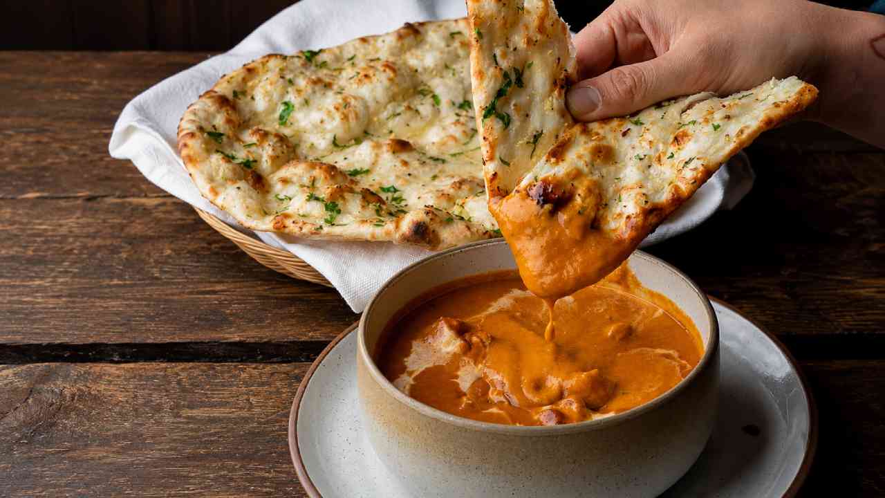 Mengenal Naan, Roti Pipih India yang Nikmat Disantap dengan Kari