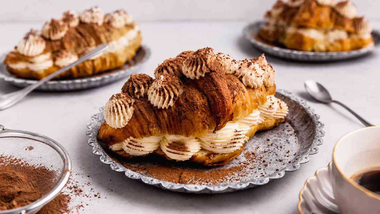Tiramisu Croissant dengan Lapisan Renyah dan Isian Creamy
