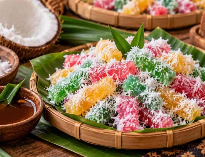 Cenil, Jajanan Tradisional Kenyal dengan Taburan Kelapa