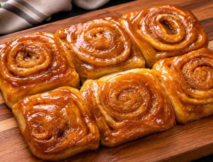 Brown Butter Honey Bun Tampil Menggoda dengan Glaze Berkilau